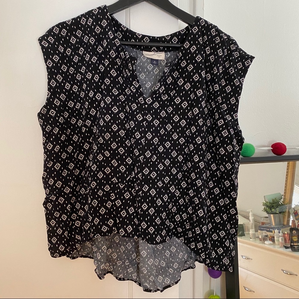 High low patterned sleeveless shirt